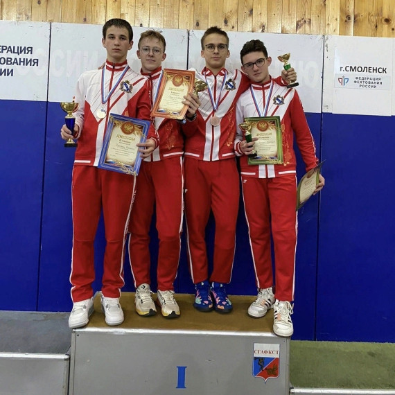 Выпускник школы - мастер спорта по фехтованию.